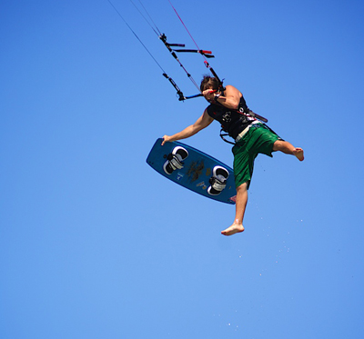 Arthur Johnston en Nouvelle Calédonie. Photo de kitesurf